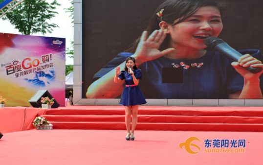 主持人婷婷用甜美悅耳的嗓音演唱了《給我你的吻》與《青蘋(píng)果樂(lè)園》