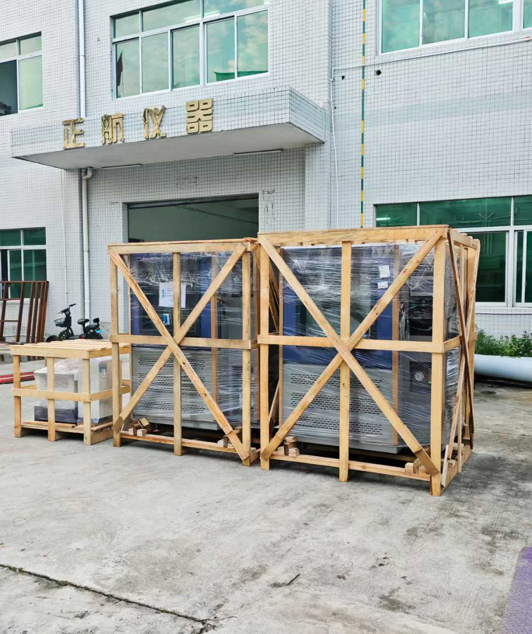 防塵和防水試驗箱、電磁振動臺，3臺發(fā)貨山