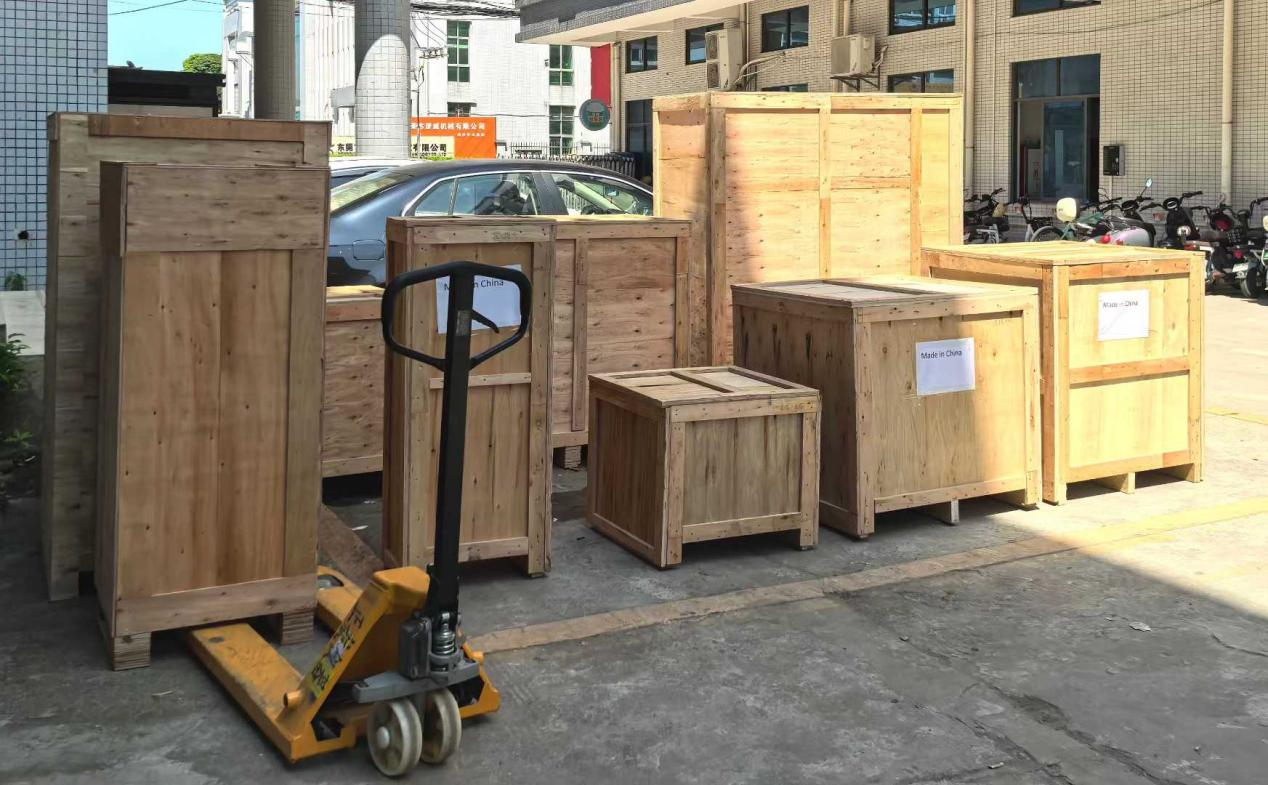 拉力機等8臺設(shè)備送貨出口越南客戶公司